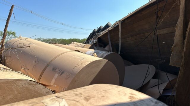 Caminhão carregado 29 toneladas de bobinas de papel tomba em